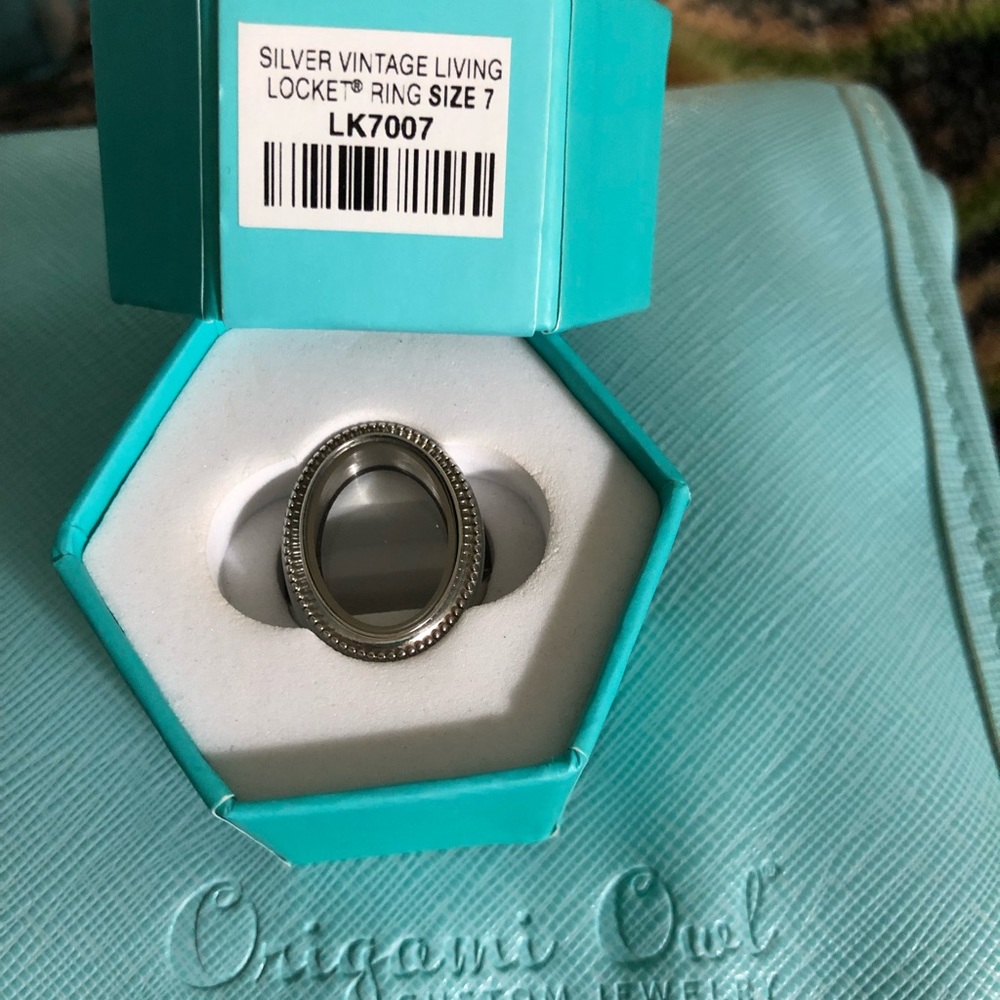Silver Vintage Heirloom living locket ring